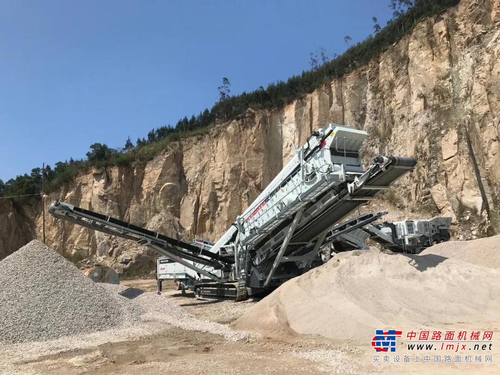 南方路机移动破碎筛分设备应用于福建项目