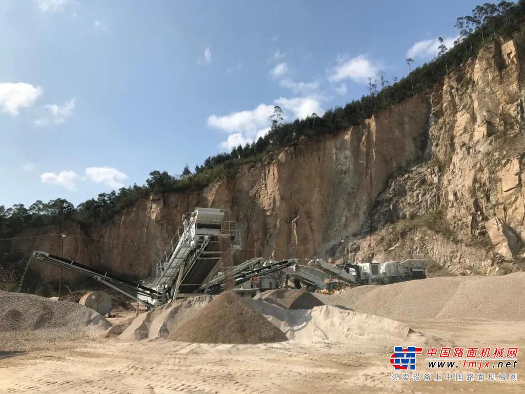 南方路机移动破碎筛分设备应用于福建项目