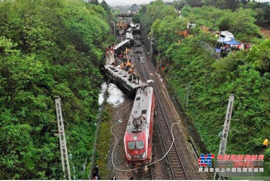 京廣鐵路T179次列車側翻 三一挖掘機現場參與救援