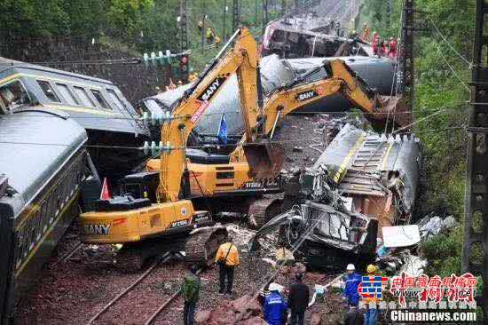 京广铁路T179次列车侧翻 三一挖掘机现场参与救援