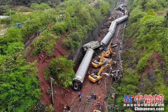 京广铁路T179次列车侧翻 三一挖掘机现场参与救援