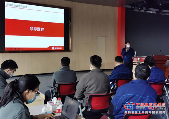 加速人才培养 加快人才储备│临工重机组织2019届大学生师徒见面会暨拜师仪式