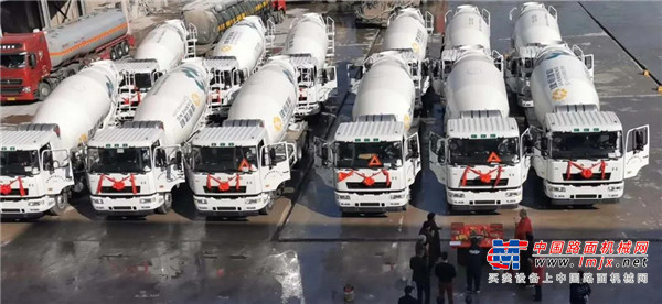 华菱星马：最美人间四月天 市场交车“齐斗艳”