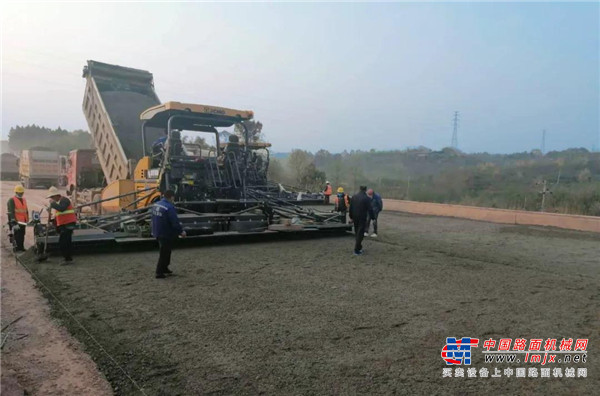 好评如潮！徐工RP1253T凭实力赢得路机圈顶级流量！