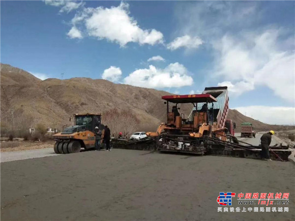 中大机械:抗离析摊铺机西藏拉日高速水稳大厚度施工​