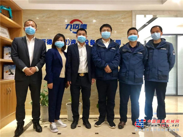 武汉加油！山河智能武汉传关爱