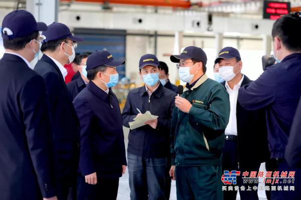 省委副书记、代省长李干杰到山推调研