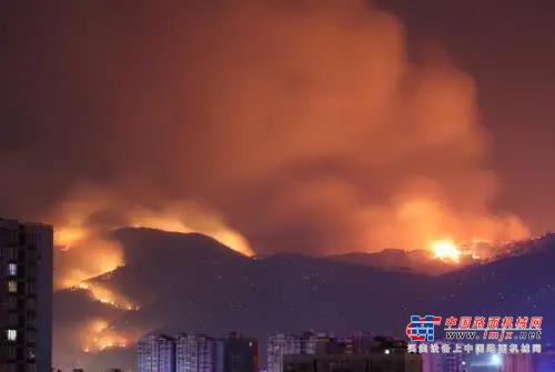 全城危在旦夕时！三一泵车“筑起烈火无法逾越的钢铁长城”