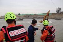 广汉：河道作业一人被困 挖掘机“搭桥”成功救援