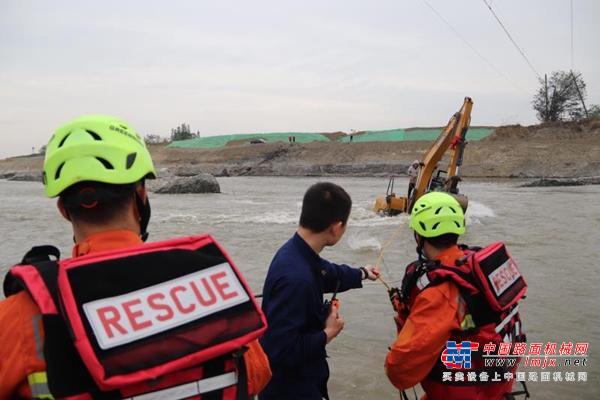 广汉：河道作业一人被困 挖掘机“搭桥”成功救援