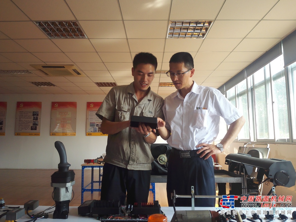 厦工郑龙枝：坚守初心使命，铸就匠人匠心