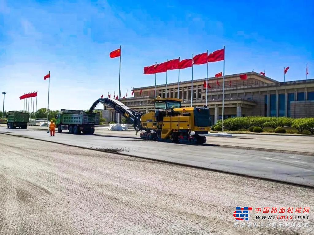 组团施工！三台徐工铣刨机施工北京首都国际机场