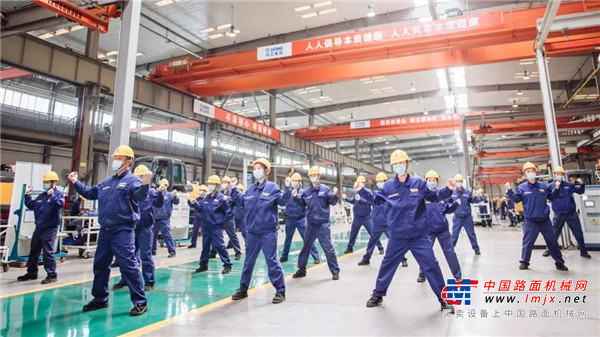 徐工：五四表彰“送奖到一线”，本质健康“舞动工前操”