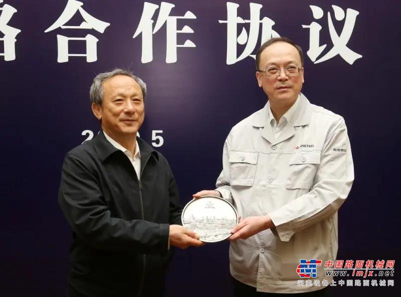 钢铁同盟军！徐工与鞍钢签署战略合作协议！