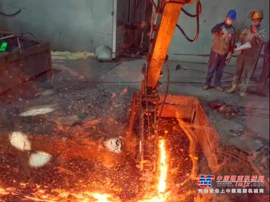 1000°C高温从容作业，这台三一挖掘机“火了”
