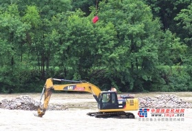 河水猛涨挖掘机司机被困，无人机空投救生衣和牵引绳