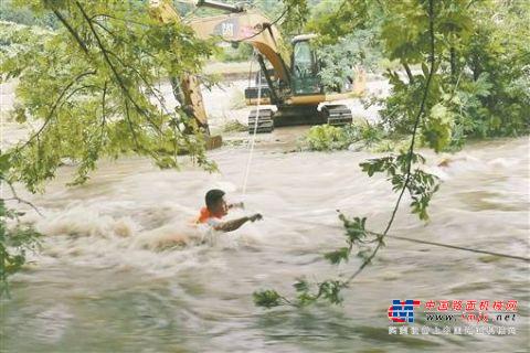 河水猛漲挖掘機司機被困，無人機空投救生衣和牽引繩