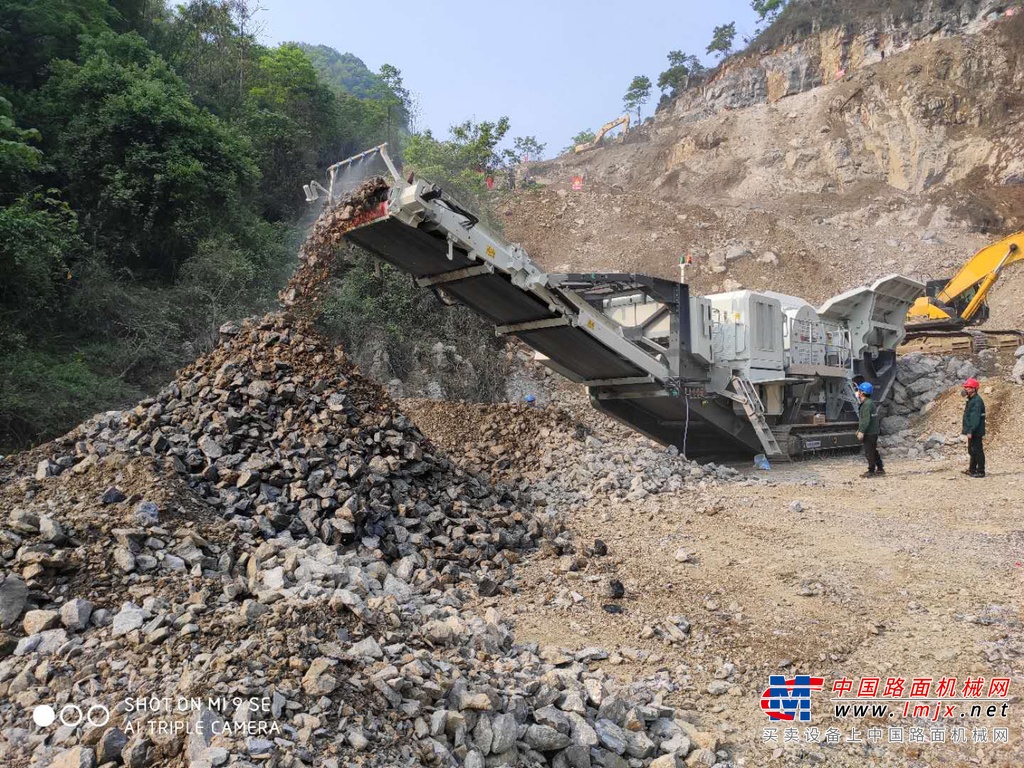 南方路机航母级履带颚式破碎站NFJ1480在四川宜宾应用