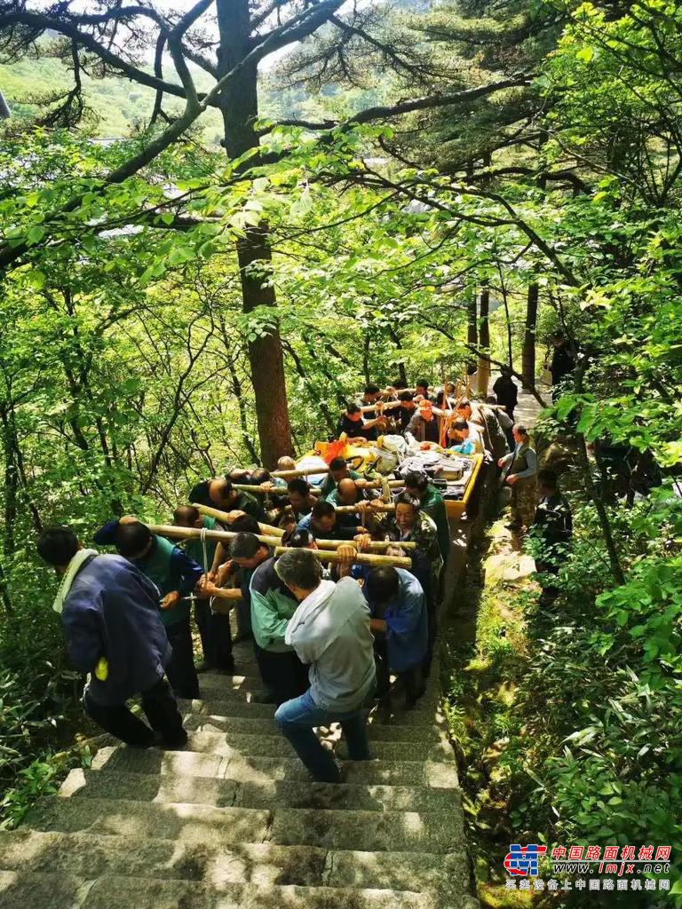 震撼！柳工9075E挖掘机登临黄山光明顶！