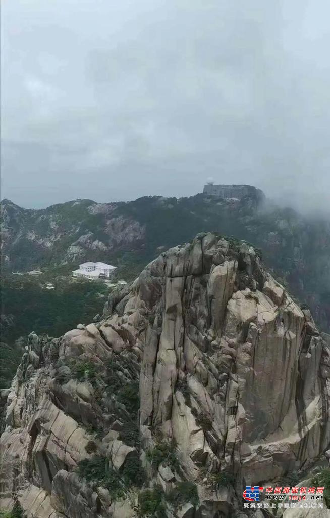 震撼！柳工9075E挖掘机登临黄山光明顶！
