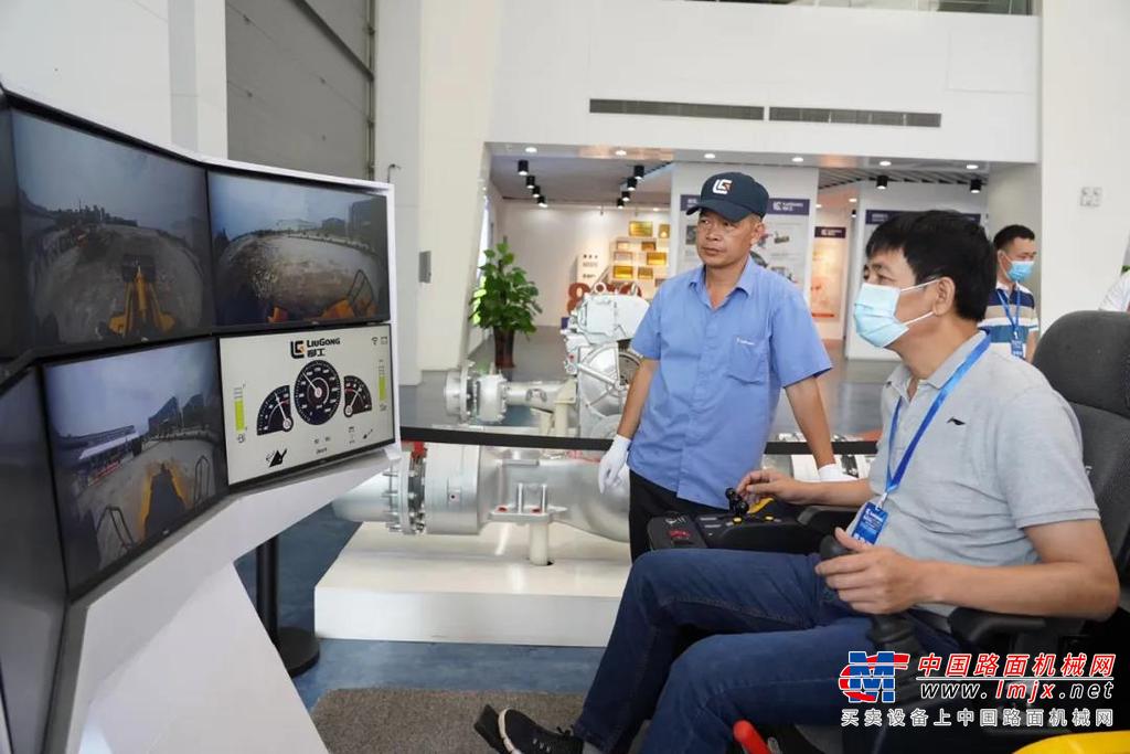 科技引领 智慧掌控 | 柳工智能装载机产品华彩上市 现场发售设备逾百台