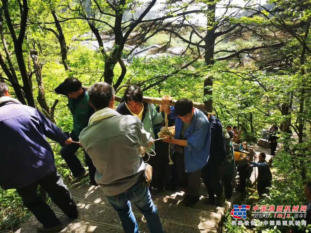 震撼！柳工9075E挖掘机登临黄山光明顶！