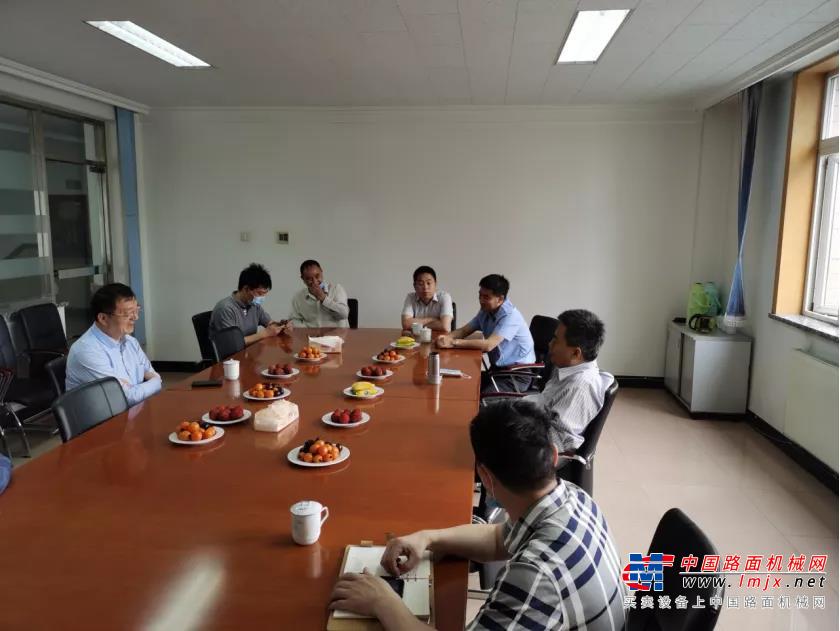 华菱星马党委书记、董事长刘汉如走访北京重卡市场