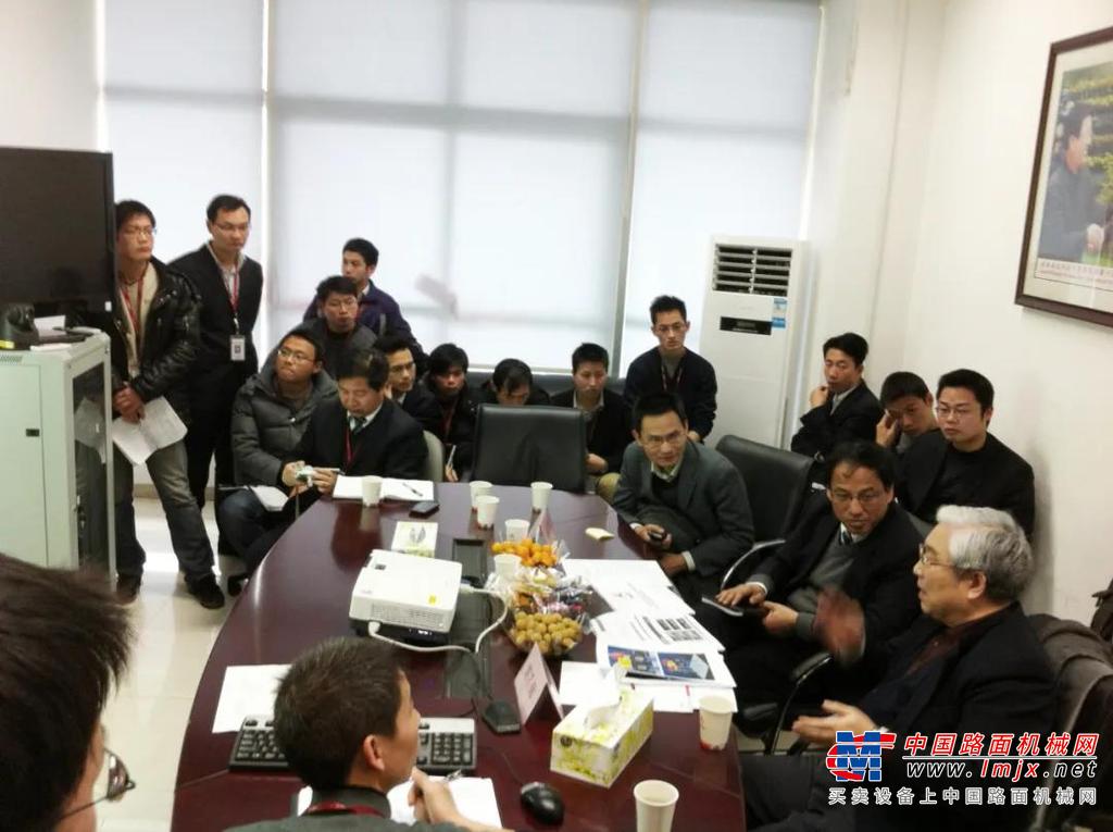 	经过董事会严谨商讨之后，三一重工认为，无论从中国泵车产业的竞争力、客户的价值还是从极限生存假设等角度去做战略预判，三一重工的泵车底盘自制都应该势在必行。		事实上，在三一重工高层决定研发自己的泵车专用底盘之前，集团便已经拥有了混凝土搅拌车、自卸车等专用车辆底盘的大量研发经验。混凝土泵车无非只有行驶和打泵两种作业状态，它的底盘开发难度难道还会高出其他的专用车辆吗？