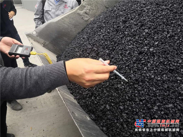 温拌沥青技术是搅拌设备节能环保的一项前沿技术，也是公司搅拌产品升级的核心技术。通过该技术生产的温拌沥青混合料温度比热拌沥青混合料温度可降低28-44℃，燃料消耗降低14%以上，有害气体减少80%以上，同时发泡温拌沥青混合料在生产和施工过程中无烟无味，将极大的改善生产和施工现场的环境质量。
