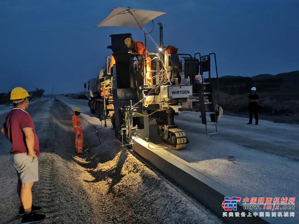 精品再现！维特根SP 15 助力柳州汽车城市政道路摊铺出高品质路缘石