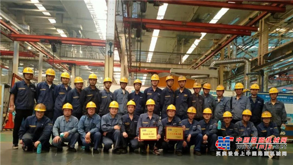 技术中心“CAE技术研究突击队”为提升中高端产品市场份额，全面开展中大吨位装载机产品再定位工作。本着”市场需求就是号令“服务原则，孟令超带领部门青工团队，经过反复CAE分析验证，攻克所有难关，完成了XC978平台铰点的布局优化，产品性能达到国内领先水平，进一步固化了仿真流程，提高了工作效率。”