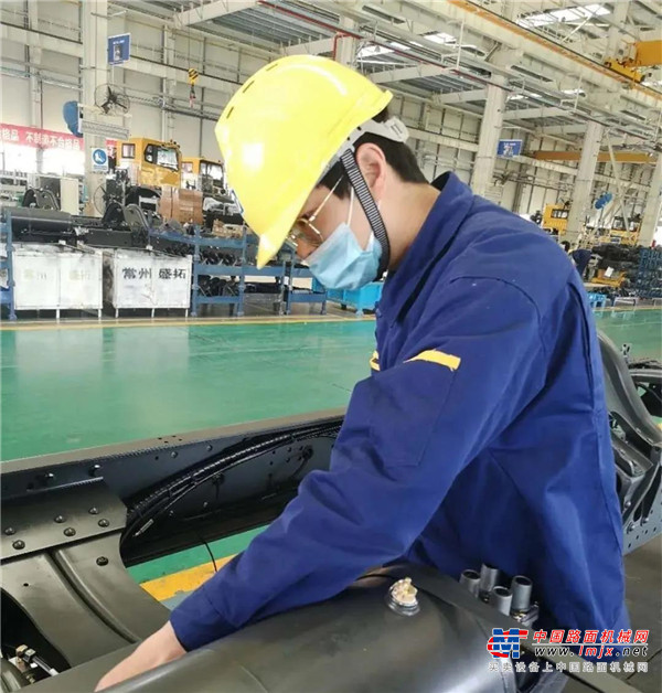 冲压分厂二期油压机800T机长李方义在这场“大干”中做了很好的表率作用,他勇于挑战有难度的工作，主动承担加班加点的临时生产任务，带领团队想方设法完成，生产任务完成率100%，产品合格达到99.51%，荣获四月份劳动竞赛岗位绩效标兵称号。