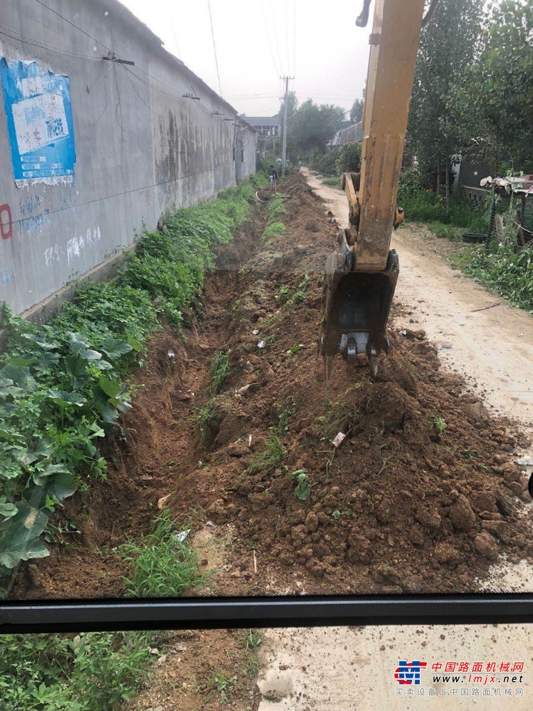 	協調性好、容易上手，從鏟車到挖機，趙老板切換自如	趙老板家在山東臨沂沂南，3噸級裝載機一直陪著他好多年，直到2019年，眼看農村裝載機活少了，就考慮買臺適合農村干活的小挖。買挖機的時候考慮過很多品牌，最后選擇了家鄉品牌山東臨工，2019年1月全款提車。
