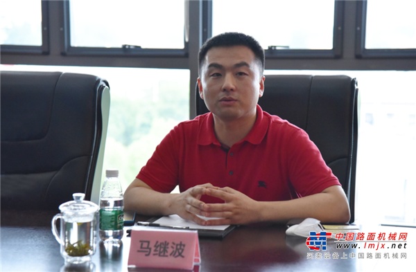 本次合作的达成是三家公司共同努力的结果，是供应链各环积极配合、资源调配的有效探索。得知用户需求后，徐工重卡与徐工智联共同为客户量身打造了一套产品方案，最终达成100台重卡的销售大单。其中，已有40台港口牵引车具备交车条件。签约现场，汽车事业部总经理助理陈景哲为客户马总交接“车钥匙”。