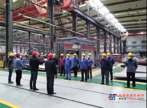 	作为档案人，	我们及时归集整理相关	影像、文字以及其它资料，	记录历史，守护记忆，战“疫”归档。