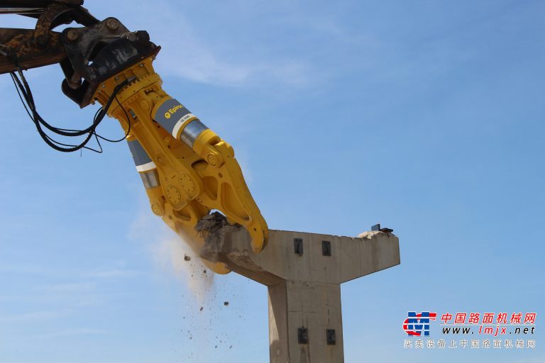 安百拓的CB混凝土破碎錘可用於挖掘機的高空作業