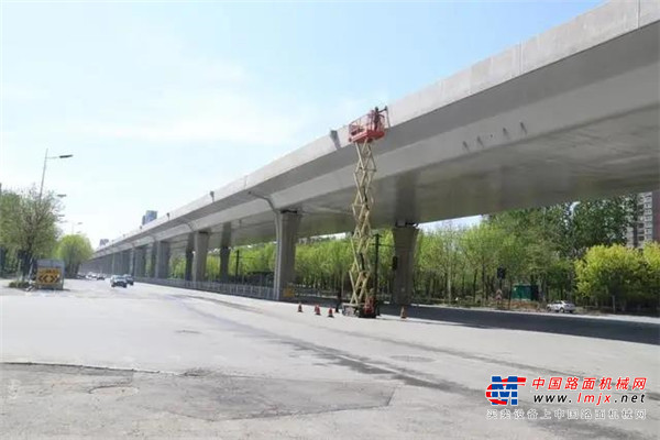 浑南大道快速路项目由沈阳公路建设有限公司承建，预计年底全线完工。由于工期紧、任务重，项目施工对承担混凝土泵送任务的设备提出了很高的要求。多番斟酌过后，施工方选择了与三一进行合作。项目负责人介绍道：“之所以选择三一设备参与施工，除了看中三一强大的品牌效应与良好的品牌形象，更多地是看中三一泵送设备在泵送效率上的出色表现。”