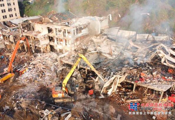 温岭爆炸事故现场 臂展26米挖掘机连夜救援