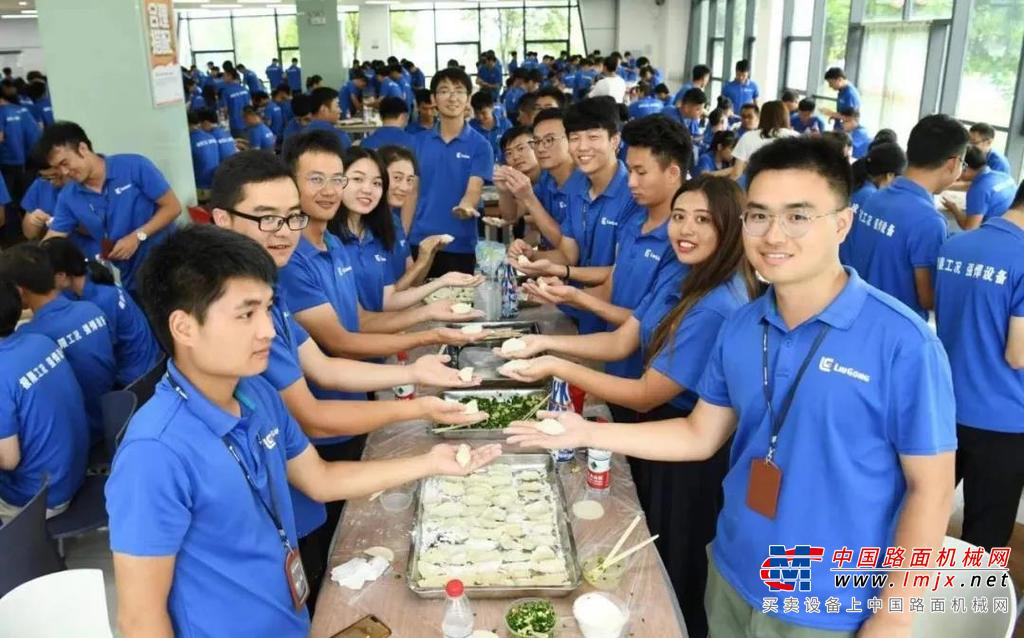 近年来，柳工不断改善校招流程，完善校招政策，应用专业化的校招系统与工具，同时顺应“泛00后”特征及需求，在校招过程中通过空中宣讲、第三方平台、院校等多渠道让大学生关注并了解柳工。