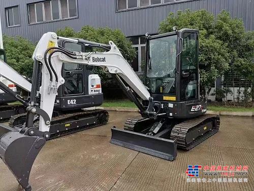 山猫E20挖掘机，工作重量1953kg，总宽度980mm，机身精巧，身形小巧，既能室外施工，又能入户操作。动臂侧移可以实现墙根地带的直接挖掘工作，轻松挖掘墙边墙角。E20配有伸缩式车架，能在更狭窄的空间，完成作业。发动机额定功率为10.4千瓦，最大挖掘力达20.8千牛，动力十足，效率极高；配备19L燃油箱，持续作业时间更长。