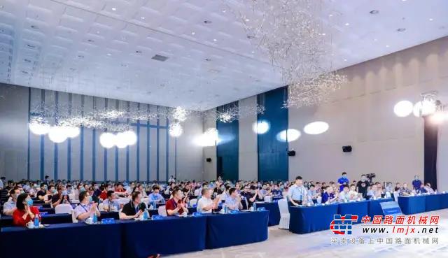 与会嘉宾参观徐工汽车