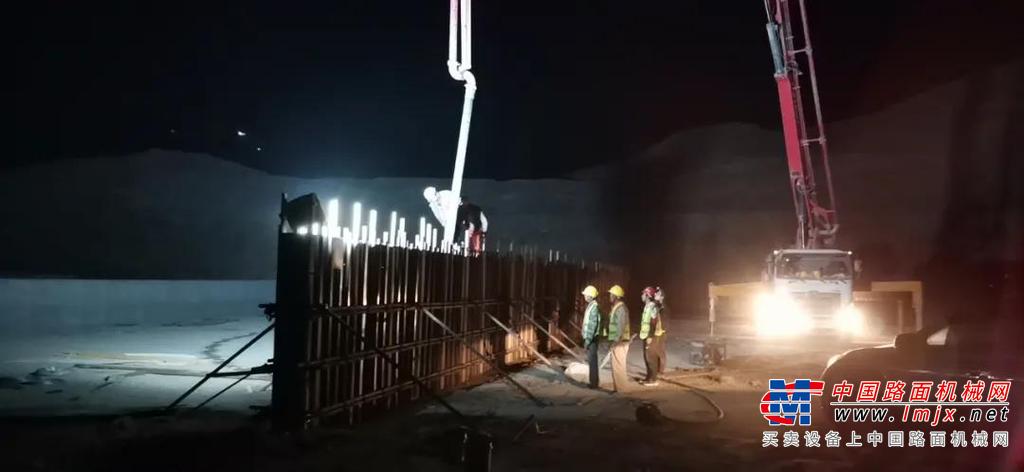 2020年3月，中交西安筑路机械有限公司建设者踏入这人迹罕至、浩瀚无边的荒滩戈壁，在距离若羌县百公里的戈壁腹地安营扎寨，满怀豪情地开始了建设乌蔚高速公路的“大漠之旅”。依若项目位于依吞布拉克（新青界）至若羌高速公路工程全线位于若羌县境内，中交西筑路面工程分公司承担该工程项目4标段路面施工工程。