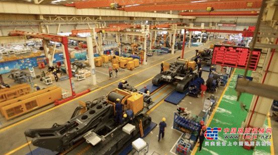 	进入六月，国家一批重大工程开工建设，随着建设工地的繁忙，机械设备租赁企业也跟着忙碌了起来。