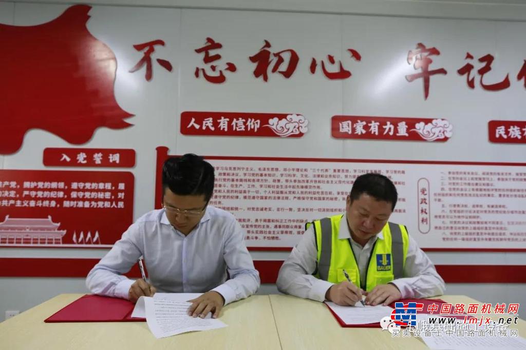 为给客户提供更优质的服务，更好的发挥宝峨设备的性能，宝峨中国区执行董事Marc Scheib先生和技术总监Thomas Elsner先生一行6月16日亲临工地现场，向深圳市深鸿基基础工程有限公司交付加强版BG 38钻机，深入了解现场施工中的特点和难点，并与中石油、寰球工程公司、中咨监理及中建一局相关领导和技术人员召开技术交流会进行沟通，综合宝峨全球施工经验，为施工提出有效的可行性建议，提高施工效率。