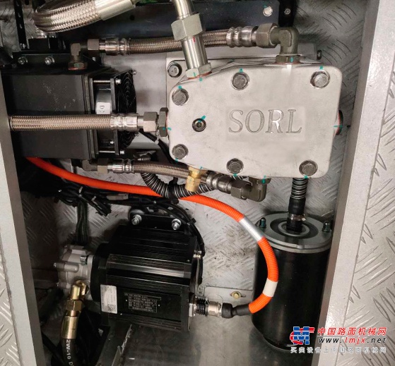 全球首台纯电动起重机搭载瑞立电动无油空压机、电动转向泵等产品