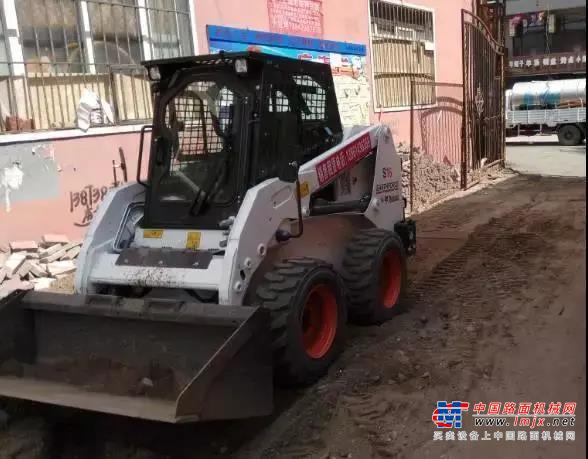 疫情过后，不少商场重装开业。某商场改造重装工程，在经过室内拆除后，已经进行到了垃圾清运的阶段。不过，5层建筑，3万平米，堆积如山的建筑垃圾，愁坏了施工方。本想调用机器进入商场，无奈大机器根本内部施展不开，人工效率太低难以满足施工需求。此时，两台山猫S70滑移装载机被搬来当起了“救兵”。