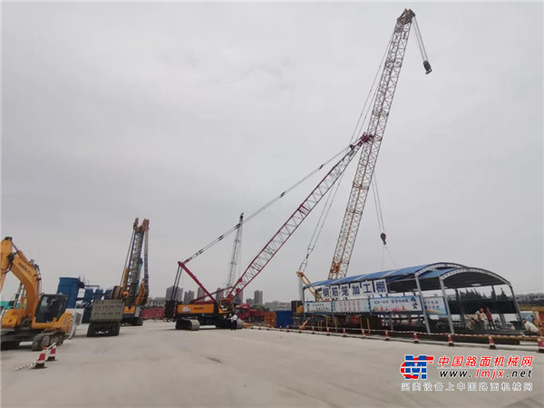上海机场联络线建设体量最大的当属华泾站，据了解，这个站点基坑开挖面积约18000㎡，共设地下4层，最大开挖深度达44m，相当于地下12层楼，是迄今为止上海已建、在建轨道交通车站中，建造规模与深度之最。