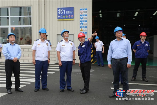 徐工消防新基地以“智能制造”为主攻方向，实现了工艺技术创新、生产制造与信息化技术的深度融合，建成了下料成型、结构、装配、涂装、测试5大智能制造单元，14条智能化生产线，关键设备联网率和智能化率高达85%以上，全面打造成为一个数字化、智能化、现代化的工厂。