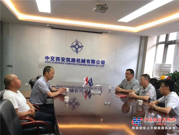 中交西筑分管生产的副总经理李益热情接待了高总，从生产制造、备货启运、服务跟进等方面的安排逐一说明，紧凑细致的安排深得高总满意。一番简短的会议室交流之后，高总一行特地来到车间、成品库房查看验收了自己的设备，看到崭新的总成、整齐的箱体、清晰的标识，高总满怀放心。当天下午，公司按照发运计划开启了高总订单的发货。