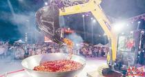 智能制造与美食文化激情碰撞 三一挖机爆炒150公斤小龙虾